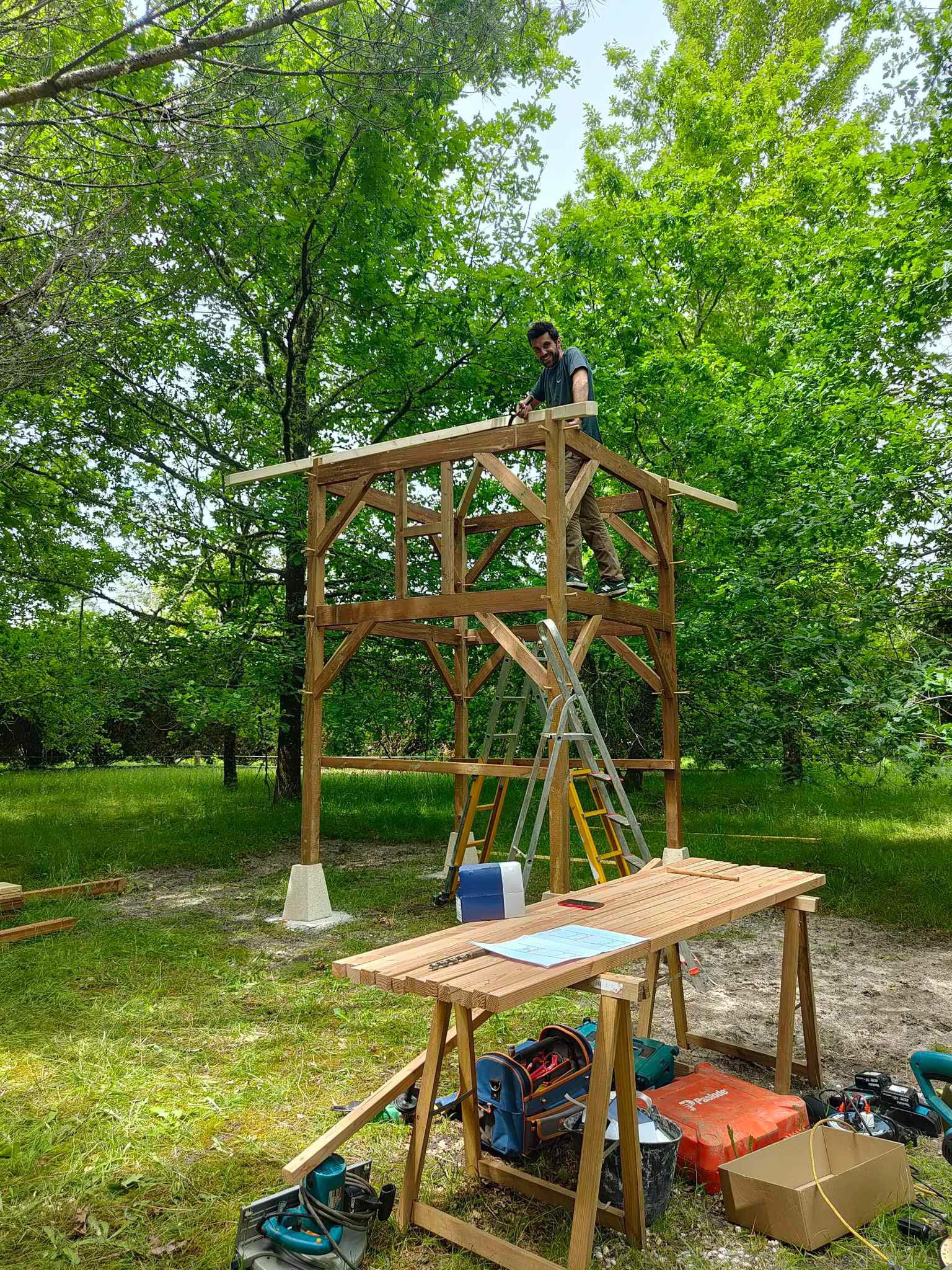 L'artisan en plein montage de la charpente d'un poulailler