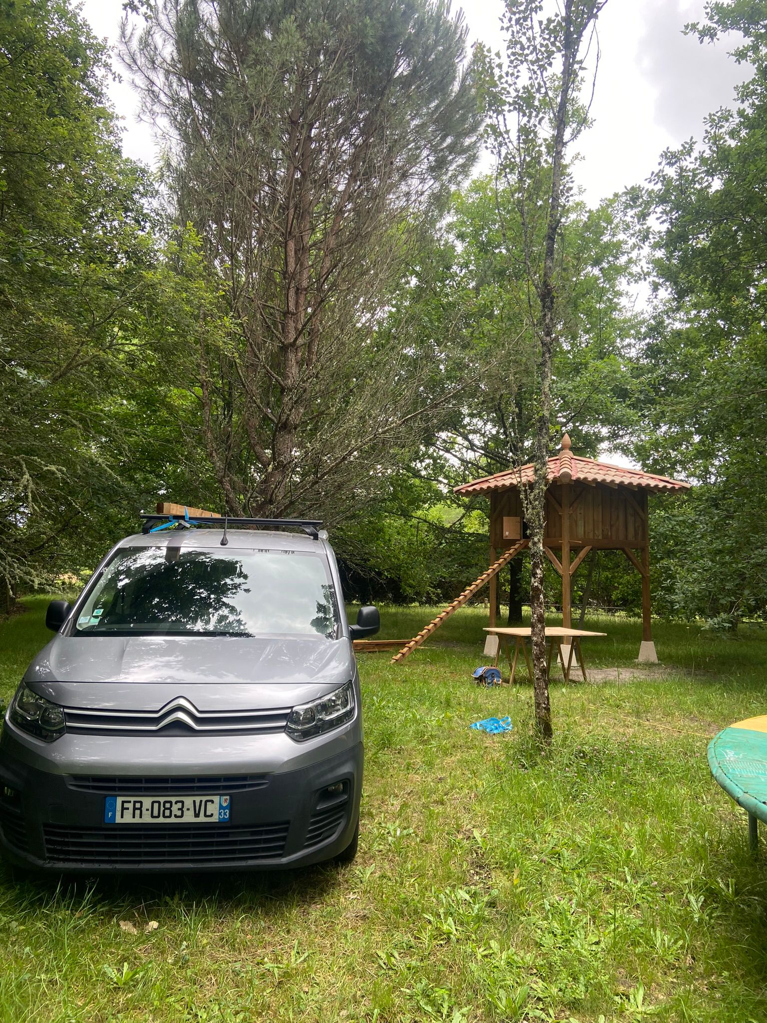 Camion d'installation devant un poulailler livre dans une clairiere